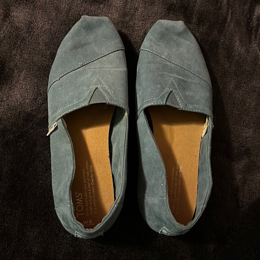 Blue Toms. Size: US 8. worn a couple times, good condition.